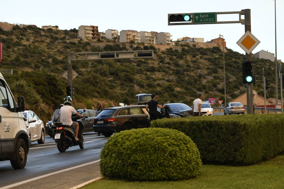 Na raskrižju u Njivicama sudarila se tri vozila, jedno od njih policijsko koje je išlo na požarište