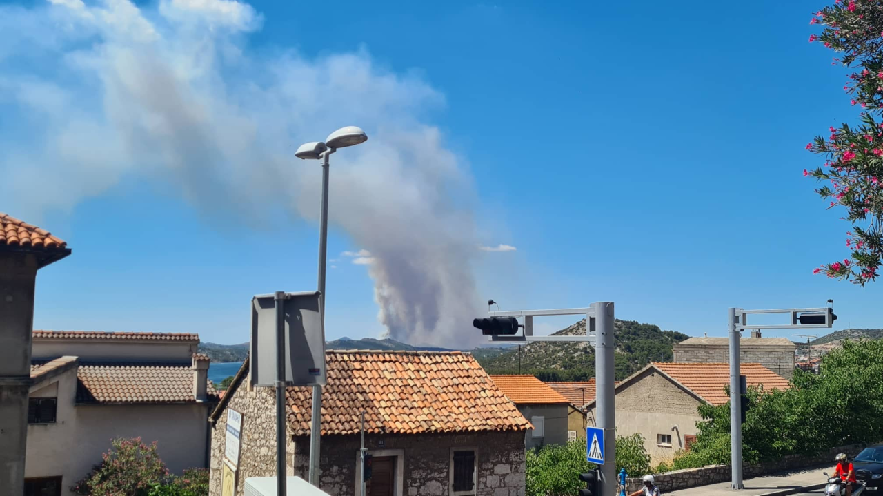 Jedan vatrogasac ozlijeđen, četveročlana obitelj iz Rasline koja je ostala bez kuće smještena u Cvjetni dom