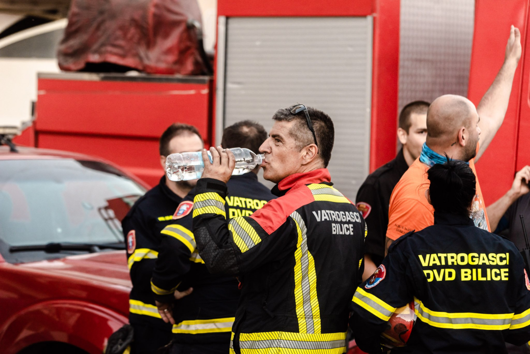Nemirna noć na požarištu: Pogledajte večerašnje scene iz Zatona