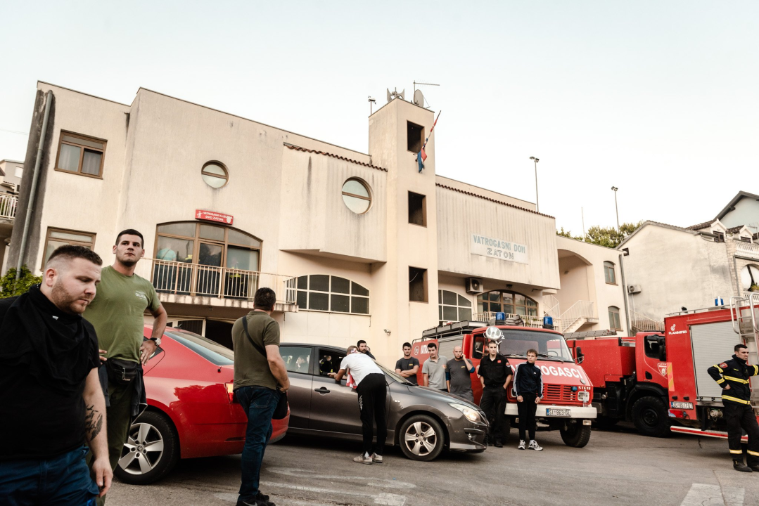 Nemirna noć na požarištu: Pogledajte večerašnje scene iz Zatona