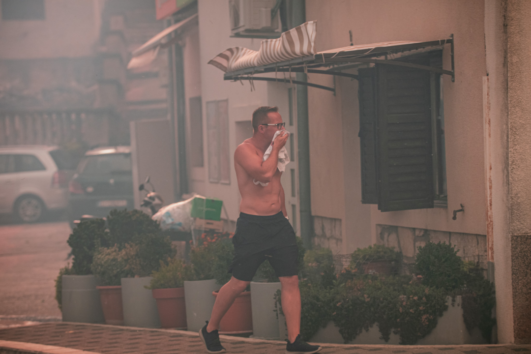 Jedan vatrogasac ozlijeđen, četveročlana obitelj iz Rasline koja je ostala bez kuće smještena u Cvjetni dom