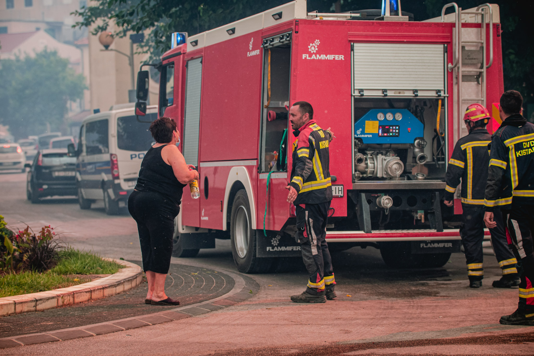 Jedan vatrogasac ozlijeđen, četveročlana obitelj iz Rasline koja je ostala bez kuće smještena u Cvjetni dom