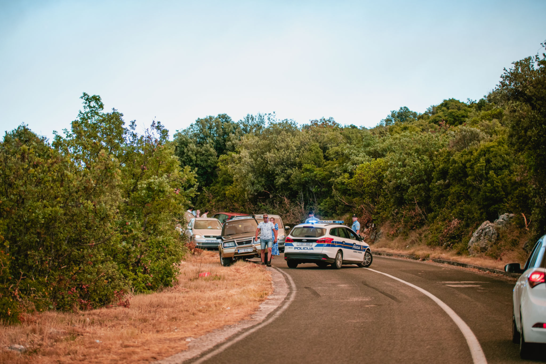 Jedan vatrogasac ozlijeđen, četveročlana obitelj iz Rasline koja je ostala bez kuće smještena u Cvjetni dom