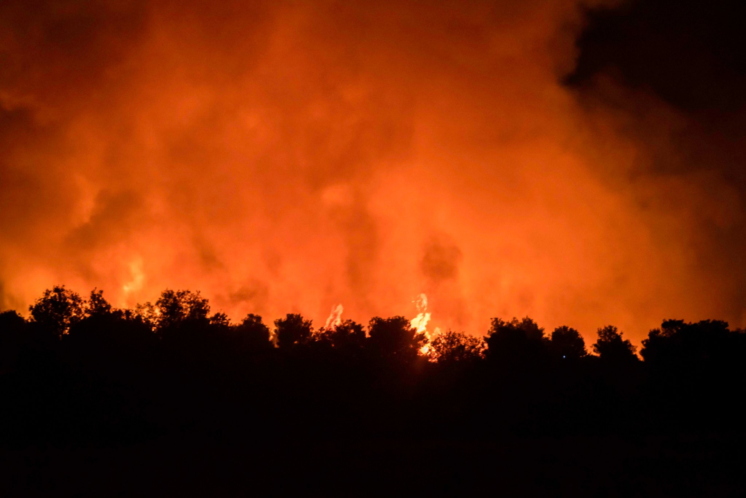 Dva kanadera od jutra u akciji: Nekoliko vatrogasaca lakše ozlijeđeno, vatrena linija i dalje aktivna na vodičkoj strani