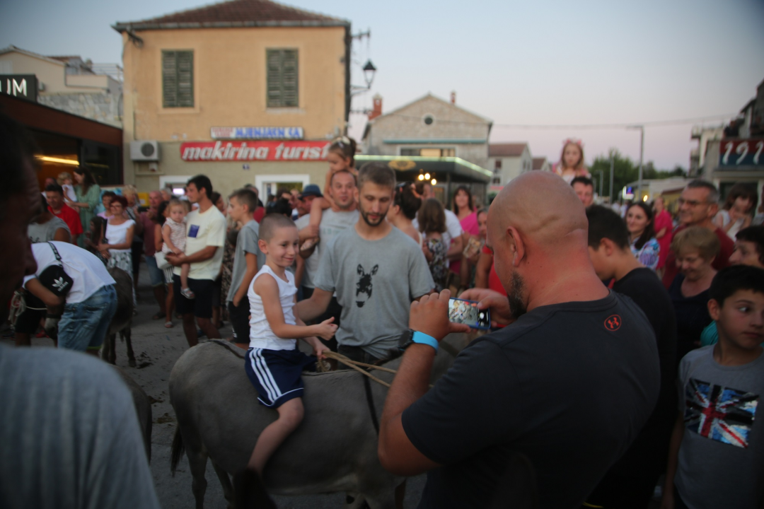 Deva i magarac Grgo pobjednici su trke tovara u Pirovcu