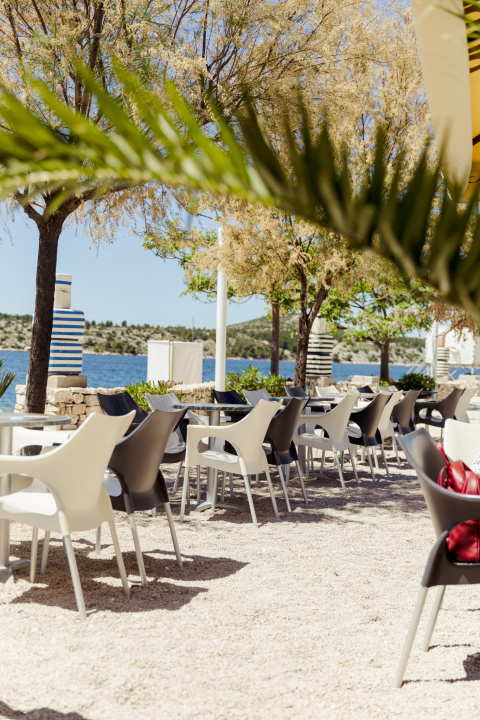 Zaigrajte odbojku na pijesku na plaži Banj, a predah potražite u Petrusu!