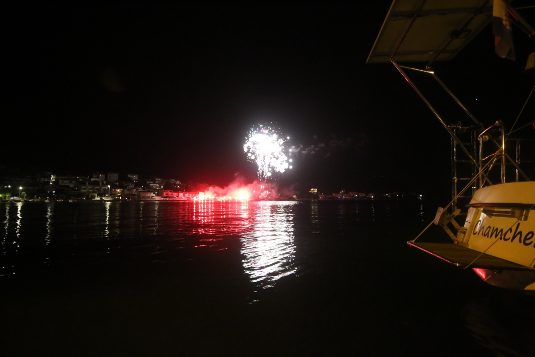 U Tisnom su Oluju proslavili s 27 bengalki i vatrometom 