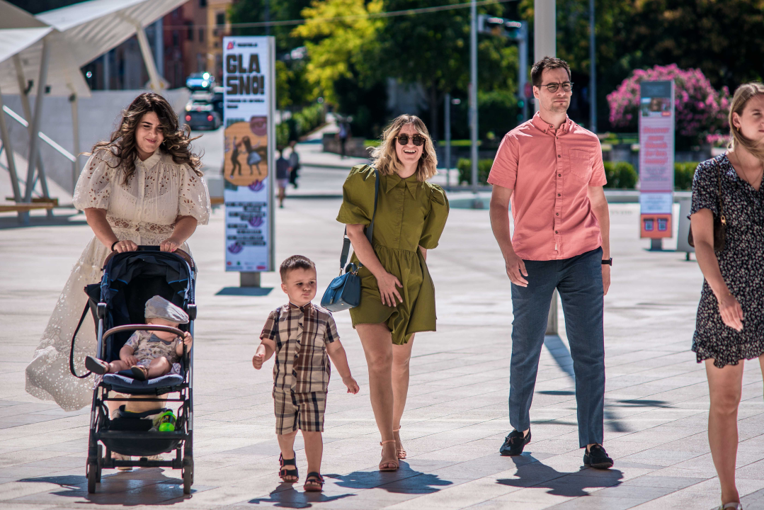 Lijepe sugrađanke šarenim modnim kombinacijama ukrale sve poglede u centru grada 