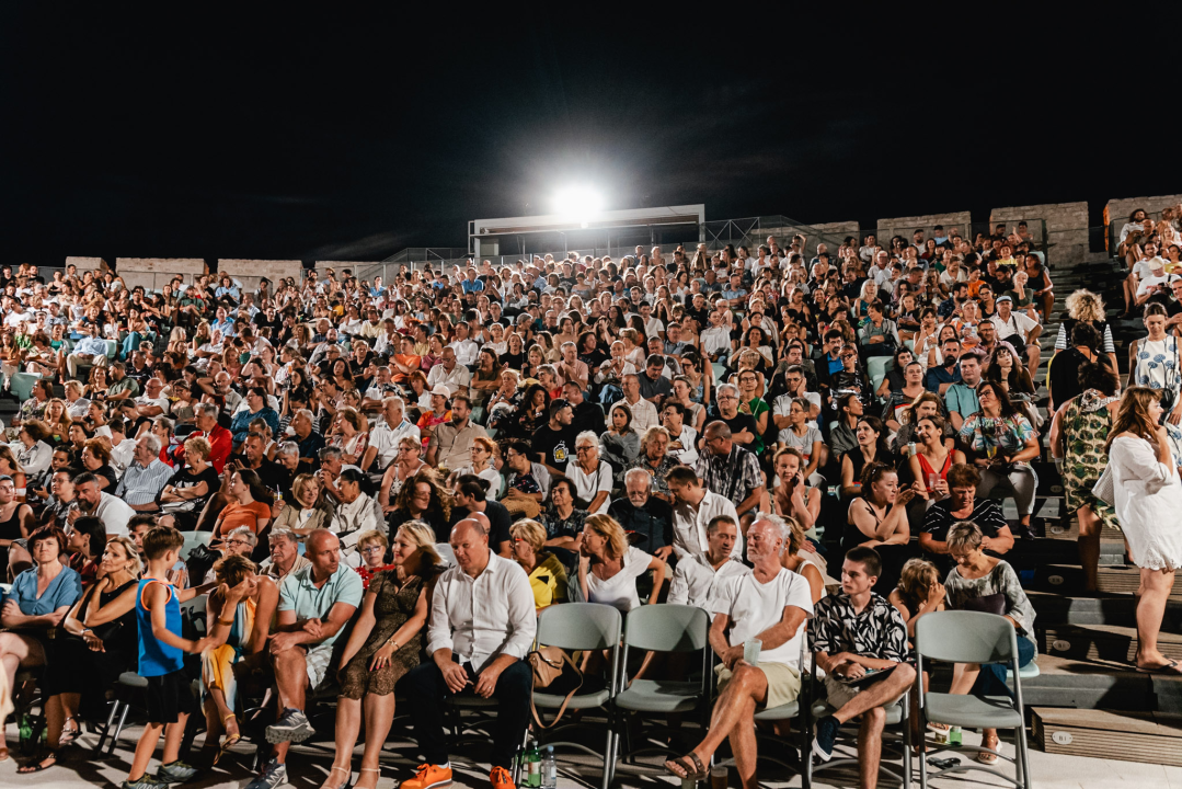 Bura, bura svuda oko nas. Osim oko Josipe koja je cijeli koncert sjedila na podu iza bubnja!