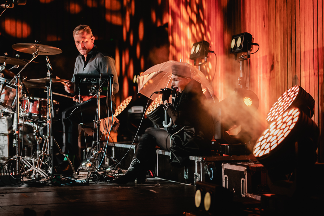 Bura, bura svuda oko nas. Osim oko Josipe koja je cijeli koncert sjedila na podu iza bubnja!