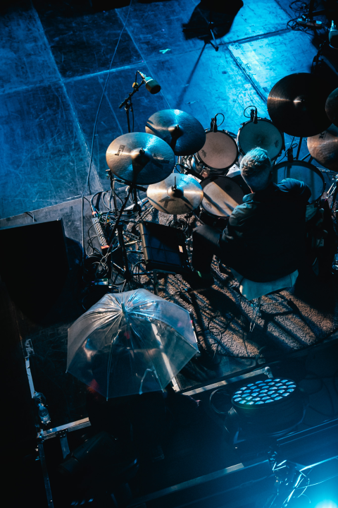 Bura, bura svuda oko nas. Osim oko Josipe koja je cijeli koncert sjedila na podu iza bubnja!