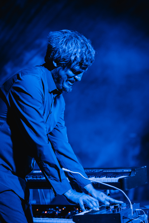 Bura, bura svuda oko nas. Osim oko Josipe koja je cijeli koncert sjedila na podu iza bubnja!