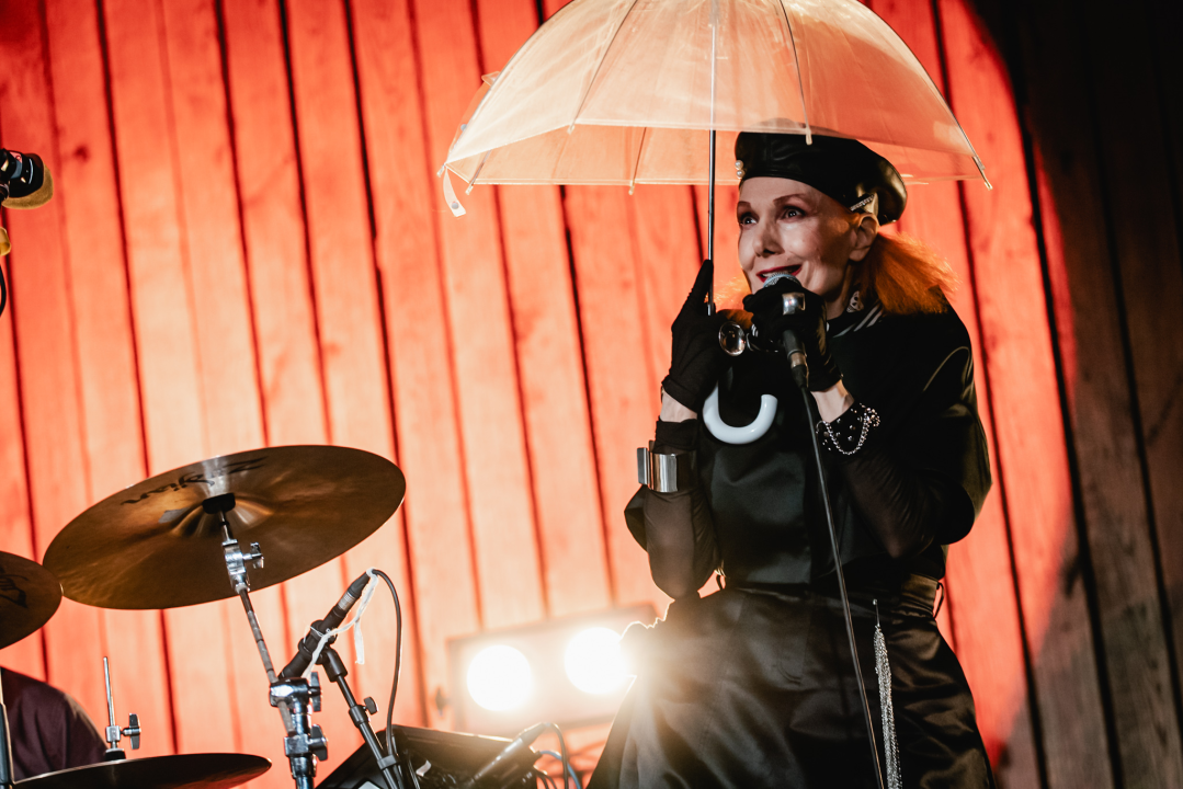 Bura, bura svuda oko nas. Osim oko Josipe koja je cijeli koncert sjedila na podu iza bubnja!