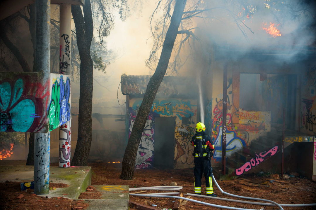 Izbio požar u napuštenom odmaralištu u Vodicama