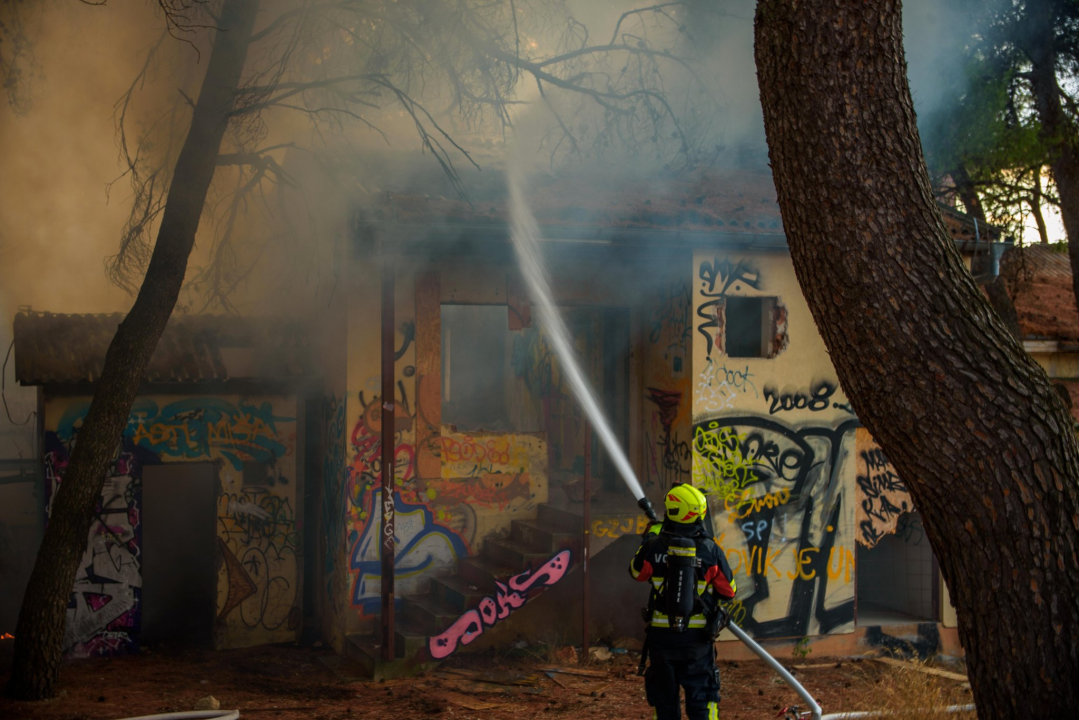 Izbio požar u napuštenom odmaralištu u Vodicama