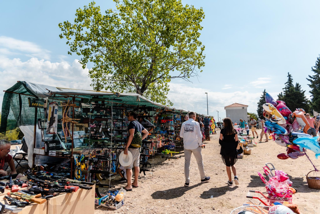 Janjetine nema, ali ima kukuruza: Pečenog, kuhanog i u obliku kokica. I brdo plastike 