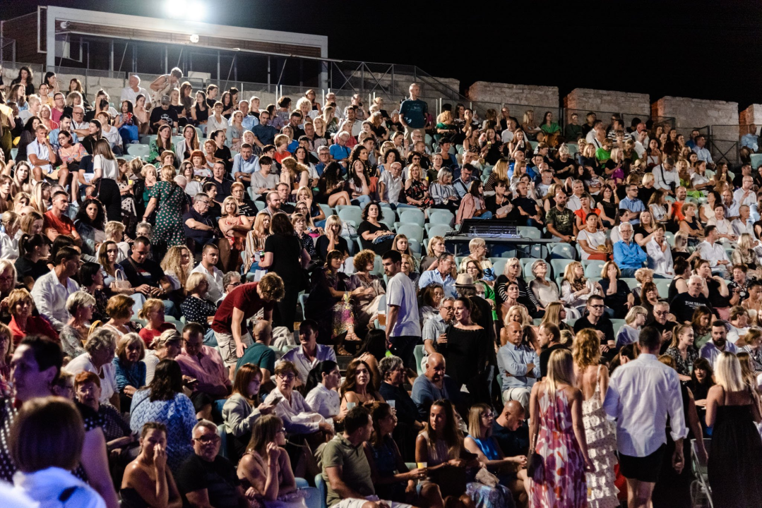 Zorica Kondža rasplesala tvrđavu bezvremenskim hitovima, ali i Oliverom i Tinom Turner