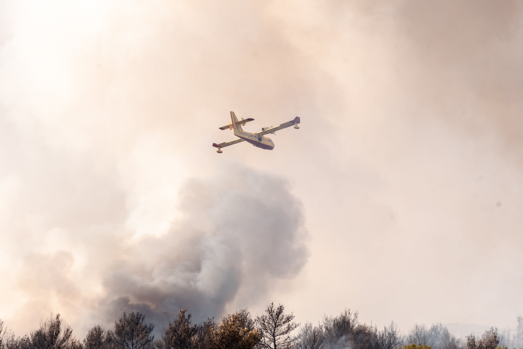 U tijeku sanacija požarišta u Vrpolju: Na terenu 60 vatrogasaca i 21 vozilo