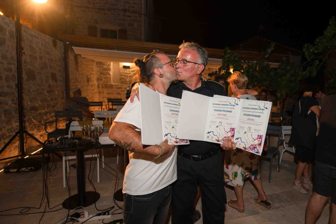 U kući Šare svečano proglašeni laureati zaslužni za 100 godina zlarinskog turizma