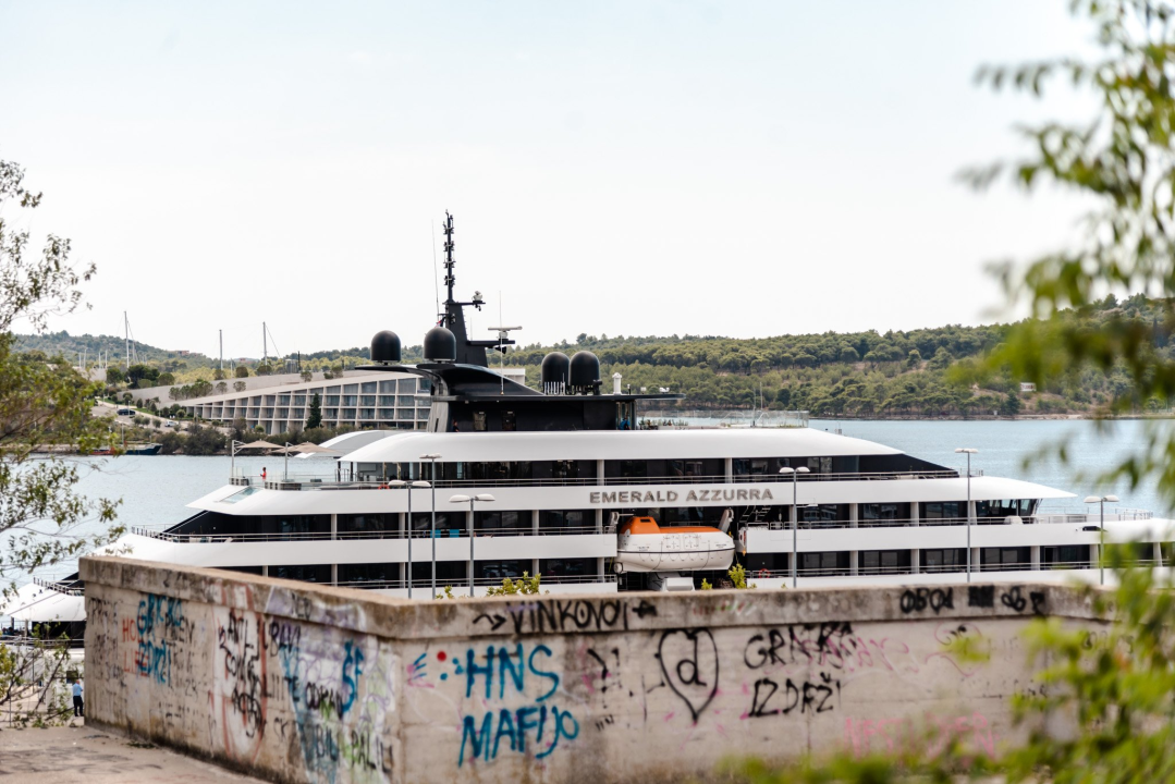  Luksuzni kruzer Emerald Azzurra uplovio u Šibenik