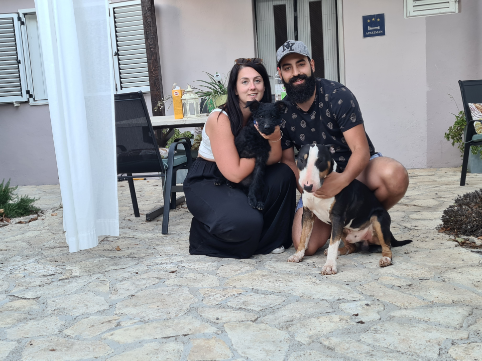 Mladi Francuzi došli na ljetovanje u Lozovac i kući se vratili s novim članom obitelji: 'Nismo mogli ostaviti bebu Taza'