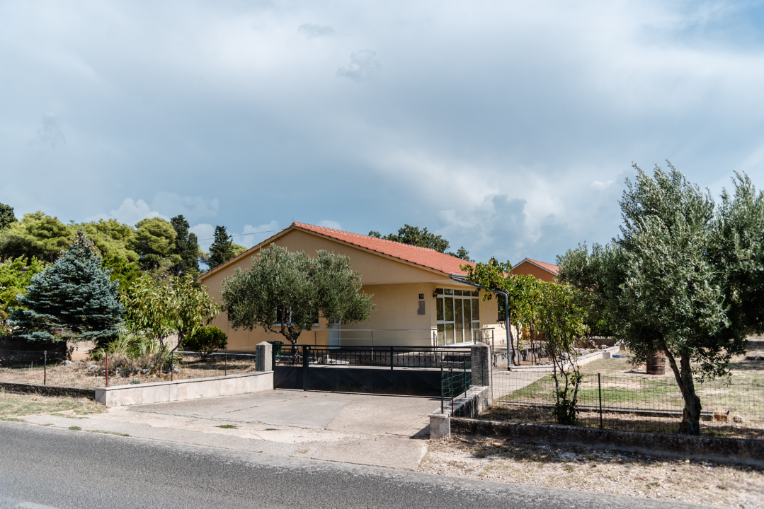 Dane Škugor i supruga skupljali lemozinu u crkvi u Dubravi: Čak su i zavjetnu ploču postavili u crkvenom dvoru