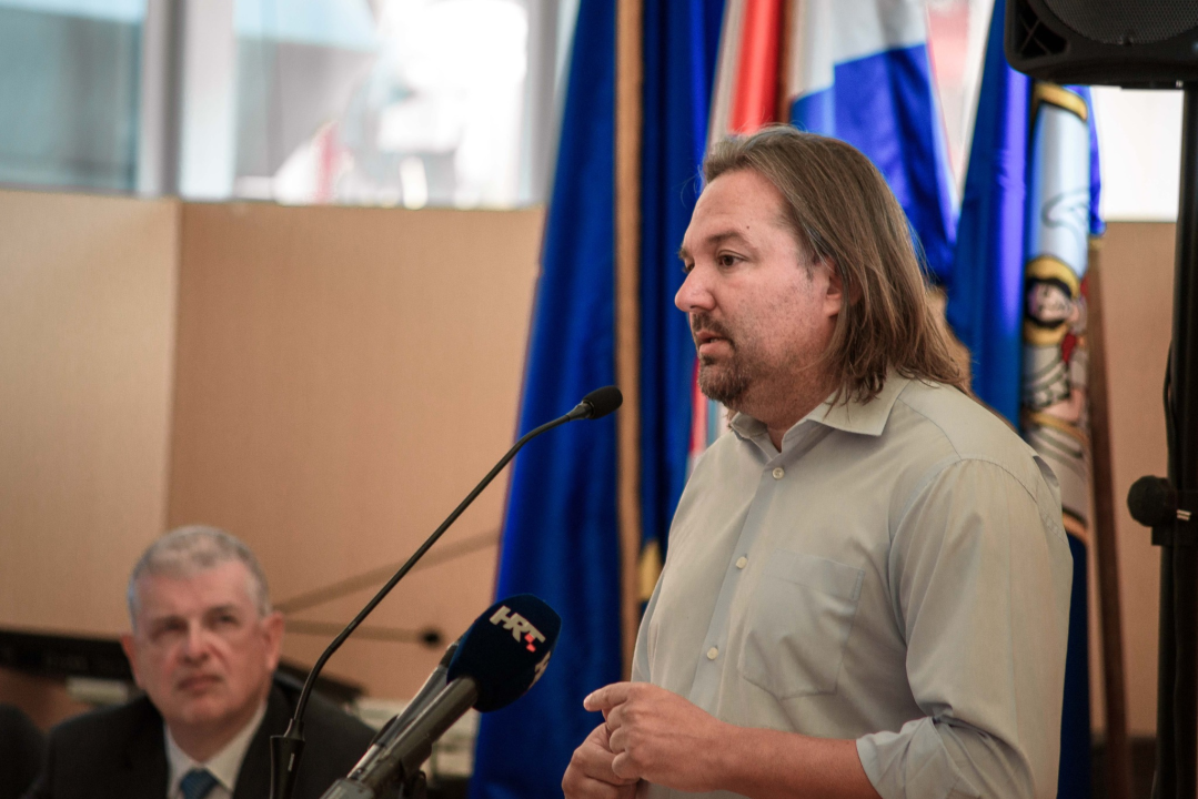 Restović: 'Trebalo je uložiti veći trud i kupiti električne autobuse'; Burić: 'Restović nam priča Crvenkapicu'