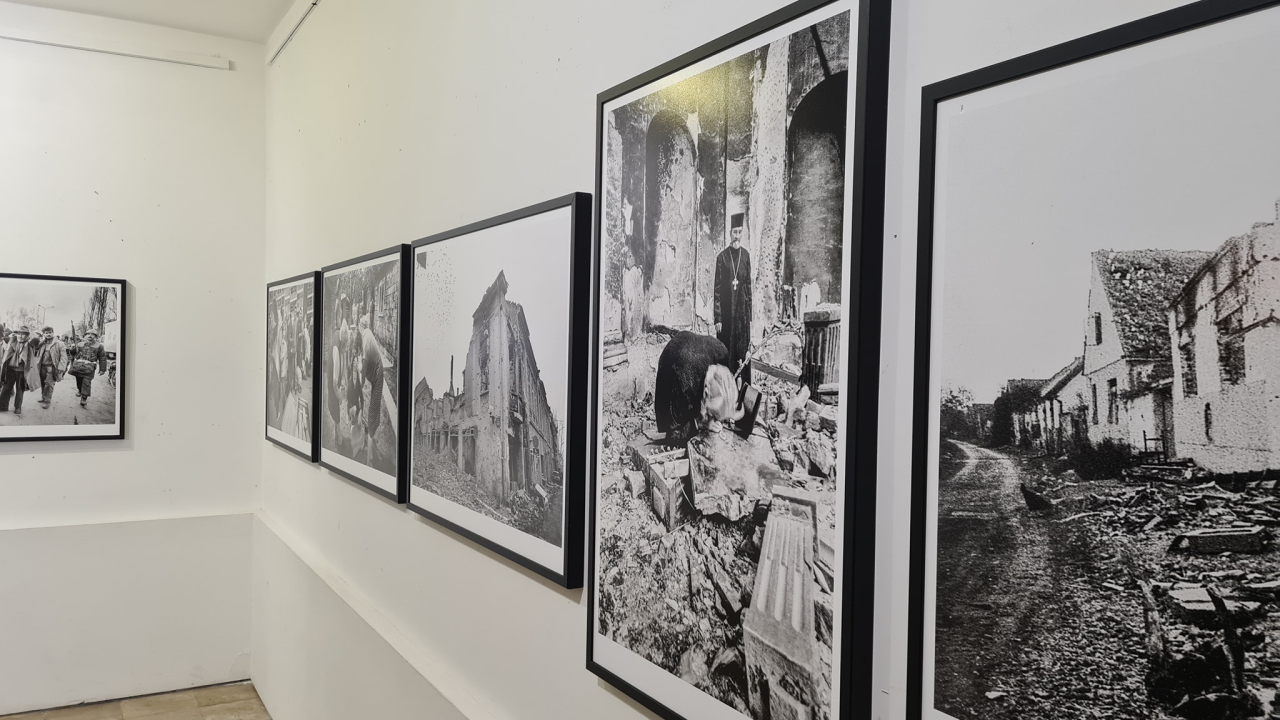'Samo su mrtvi vidjeli kraj rata': FALIŠ otvoren izložbom srpskog fotografa o razaranju Vukovara