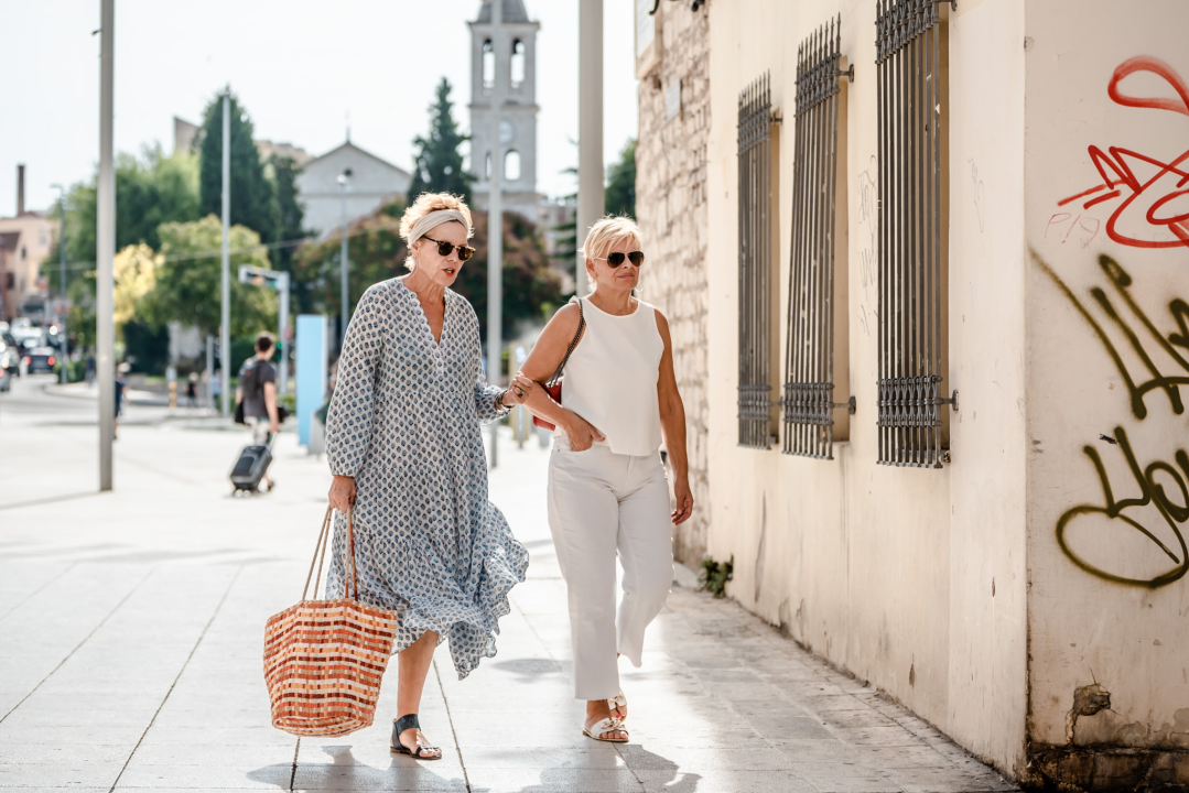 Šibenske ulice kao modne piste: Pogledajte koje su nam trendi kombinacije zapele za oko 