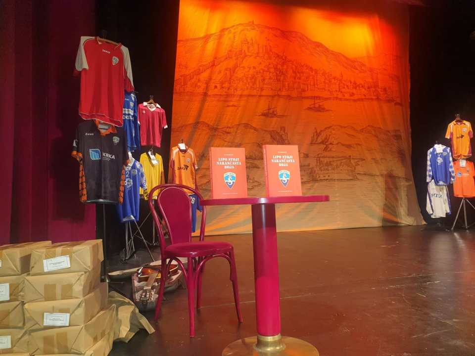 Otac i sin Mikuličin predstavili u kazalištu knjigu o 90 godina HNK Šibenik: 'Nema više beskrajnog dana s klubom' 