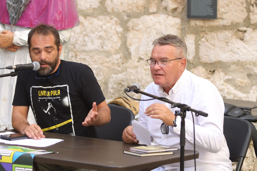 Ponos festivala ŠKURE: Preko 20 neafirmiranih pjesnika i pisaca pojavilo se danas kod krstionice