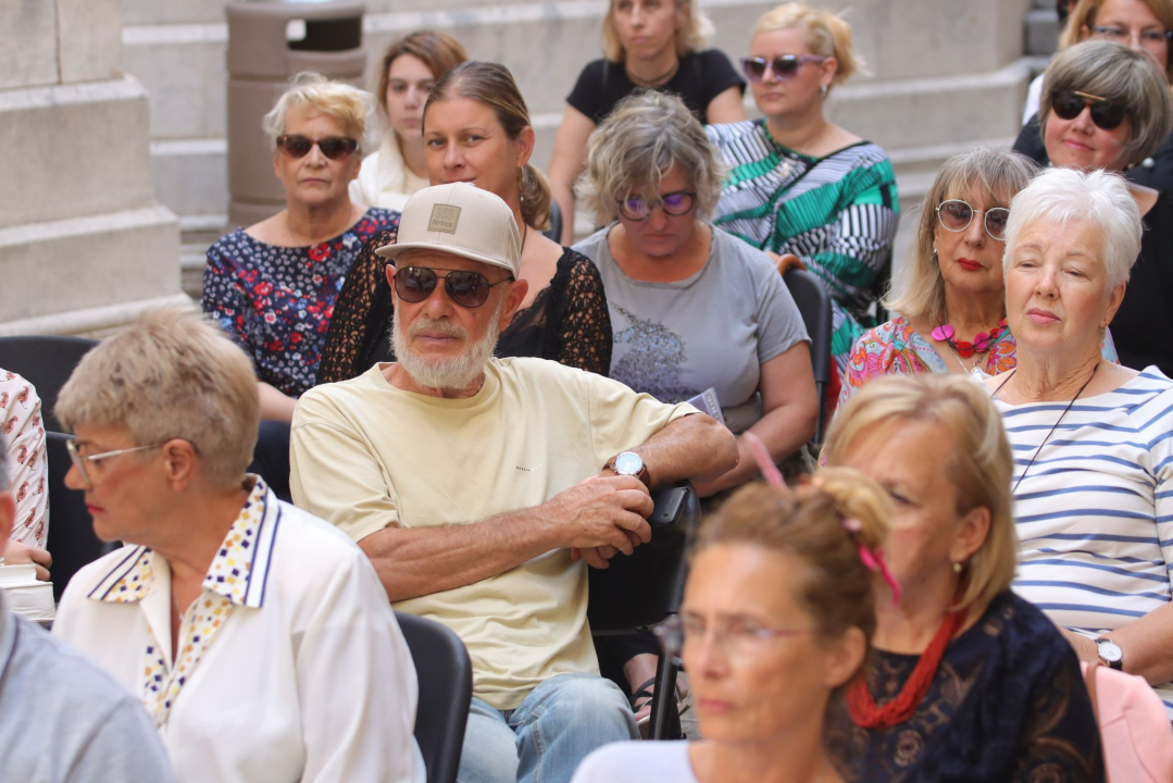 Ponos festivala ŠKURE: Preko 20 neafirmiranih pjesnika i pisaca pojavilo se danas kod krstionice