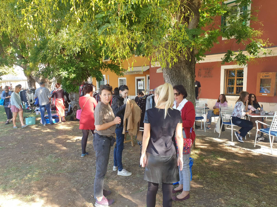 Buvljak ispred Azimuta: Uključile se i Šibenske šape, prihod ide za liječenje nezbrinutih i bolesnih životinja