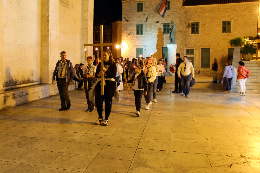 Ususret sv. Mihovilu održana procesija mladih u Šibeniku