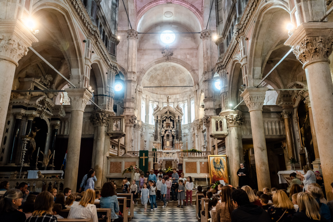 Mališani DV 'Brat Sunce' u povodu sv. Mihovila nastupili u katedrali