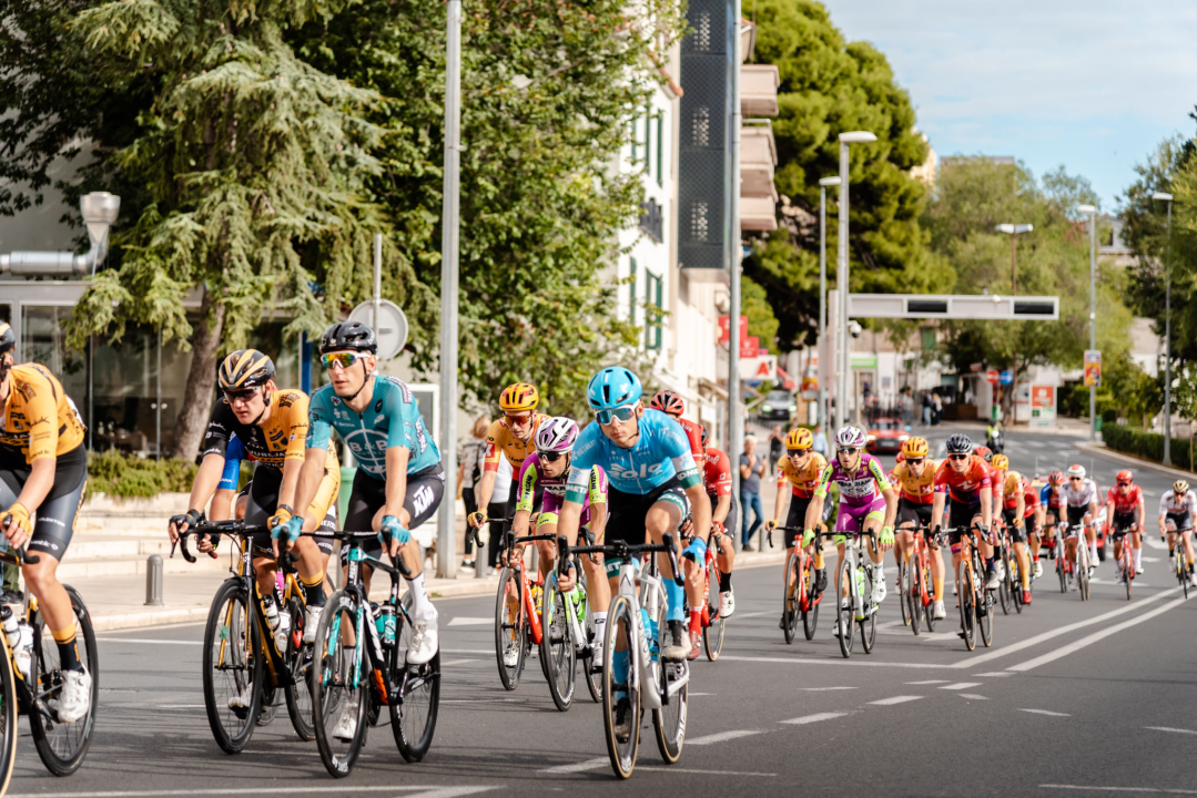 Iz Sinja startala treća etapa utrke CRO Race: Biciklisti prošli kroz Šibenik, među njima i Lorenzo Marenzi  