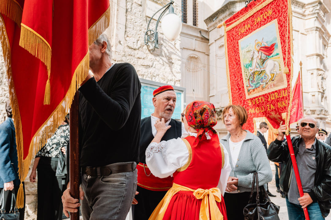 Procesijom gradskim ulicama počela proslava sv. Mihovila, nebeskog zaštitnika Šibenika