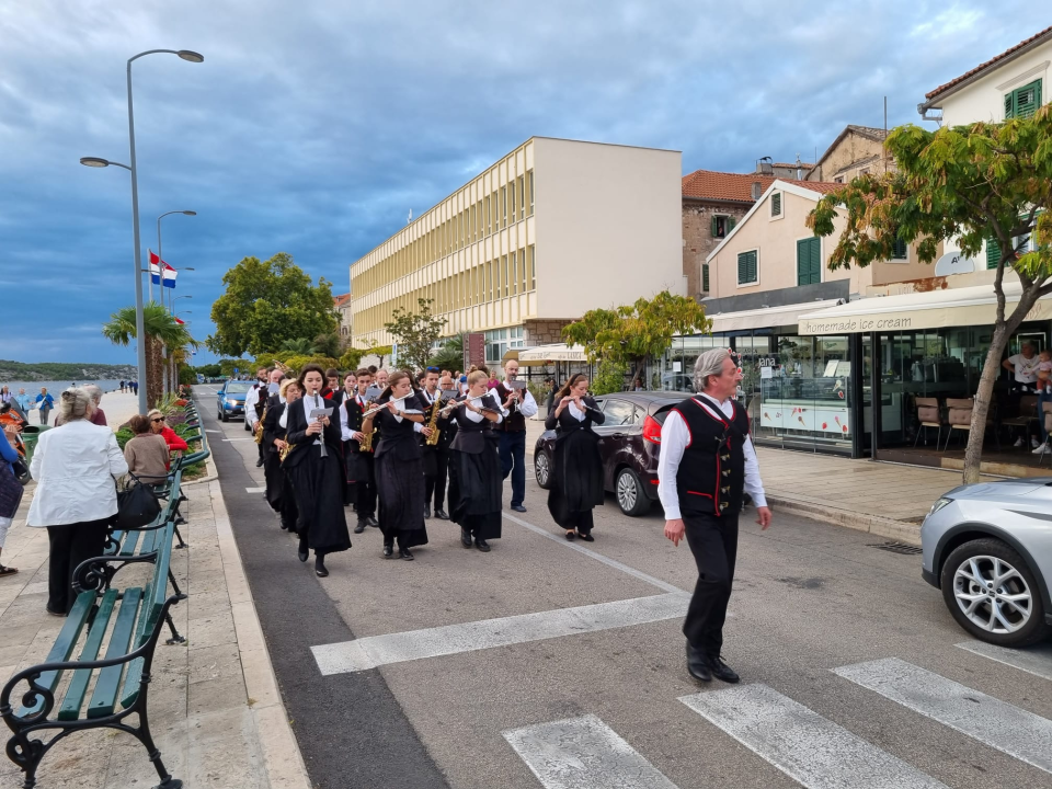Šibenska narodna glazba počastila sugrađane promenadnim nastupom gradskim ulicama 