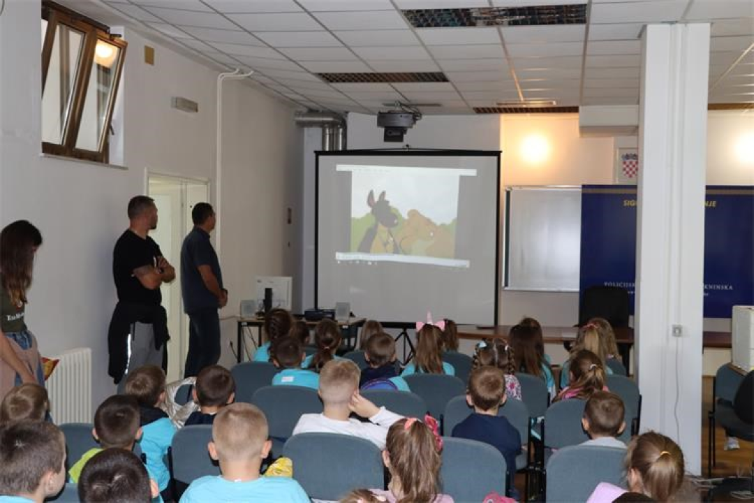Djeca iz vrtića posjetila policajce u Šibeniku, Kninu, Drnišu i Vodicama