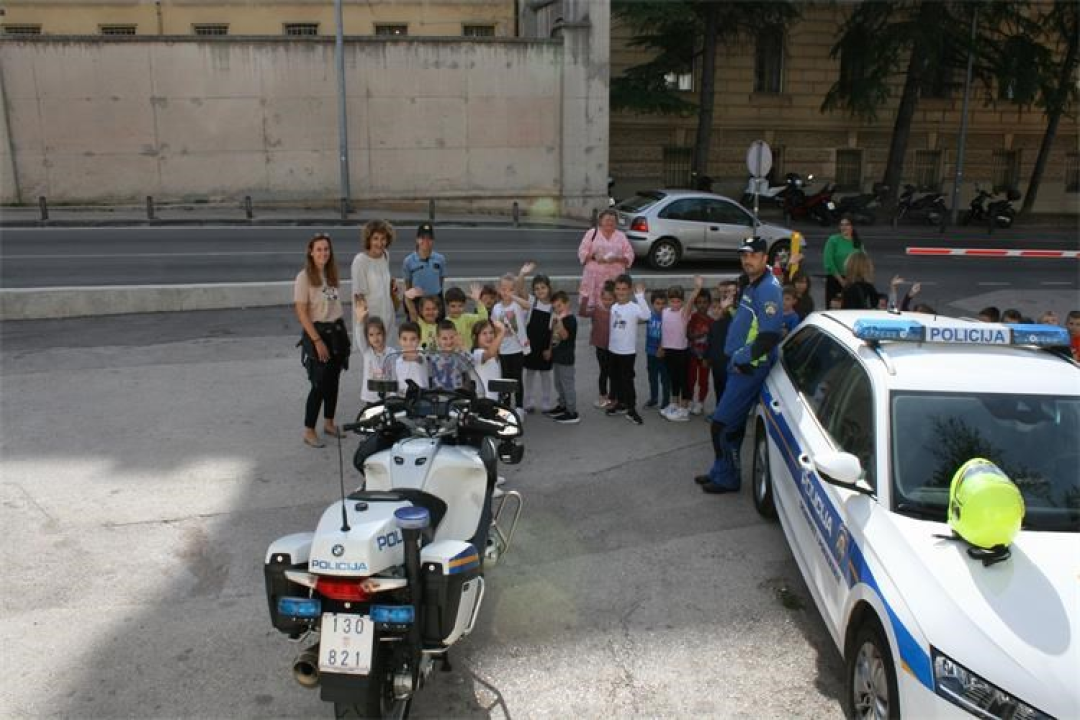 Djeca iz vrtića posjetila policajce u Šibeniku, Kninu, Drnišu i Vodicama