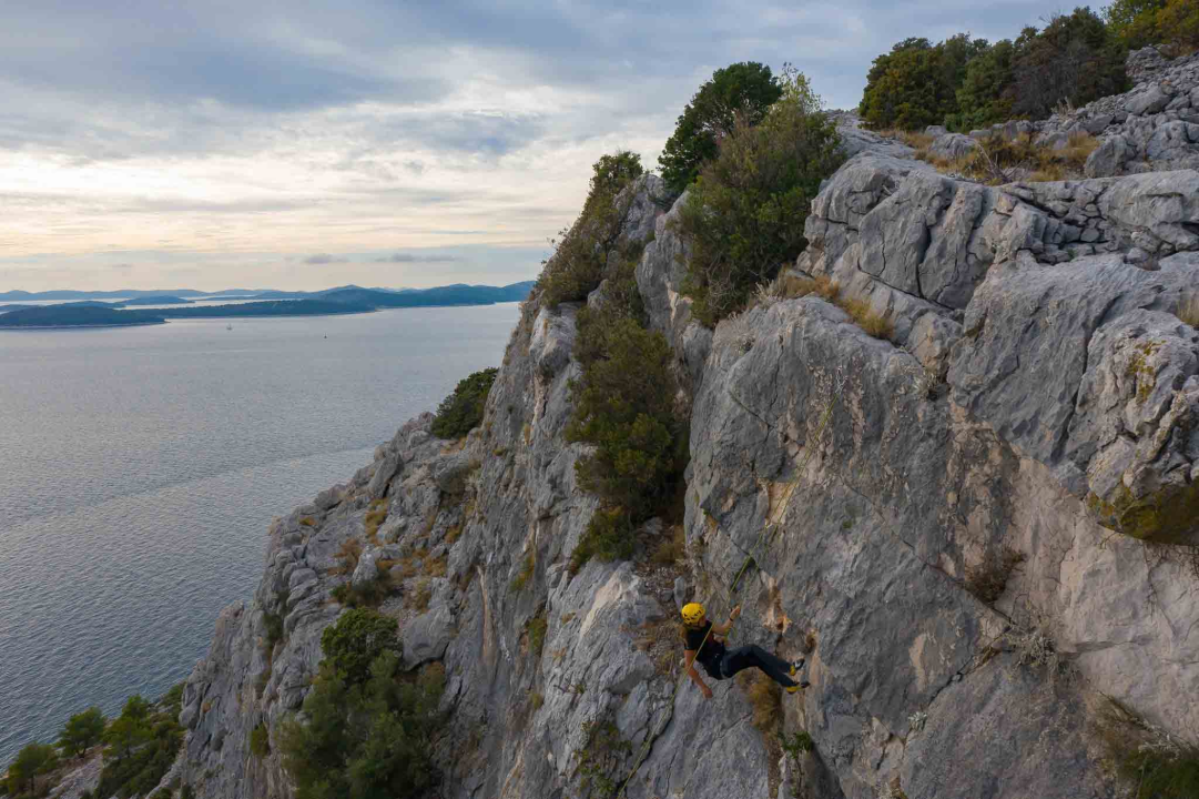 Oko 350 sudionika uživalo je u brojnim sportskim aktivnostima proteklog vikenda na Malom Vignju, Zlarinu i Baldekinu!
