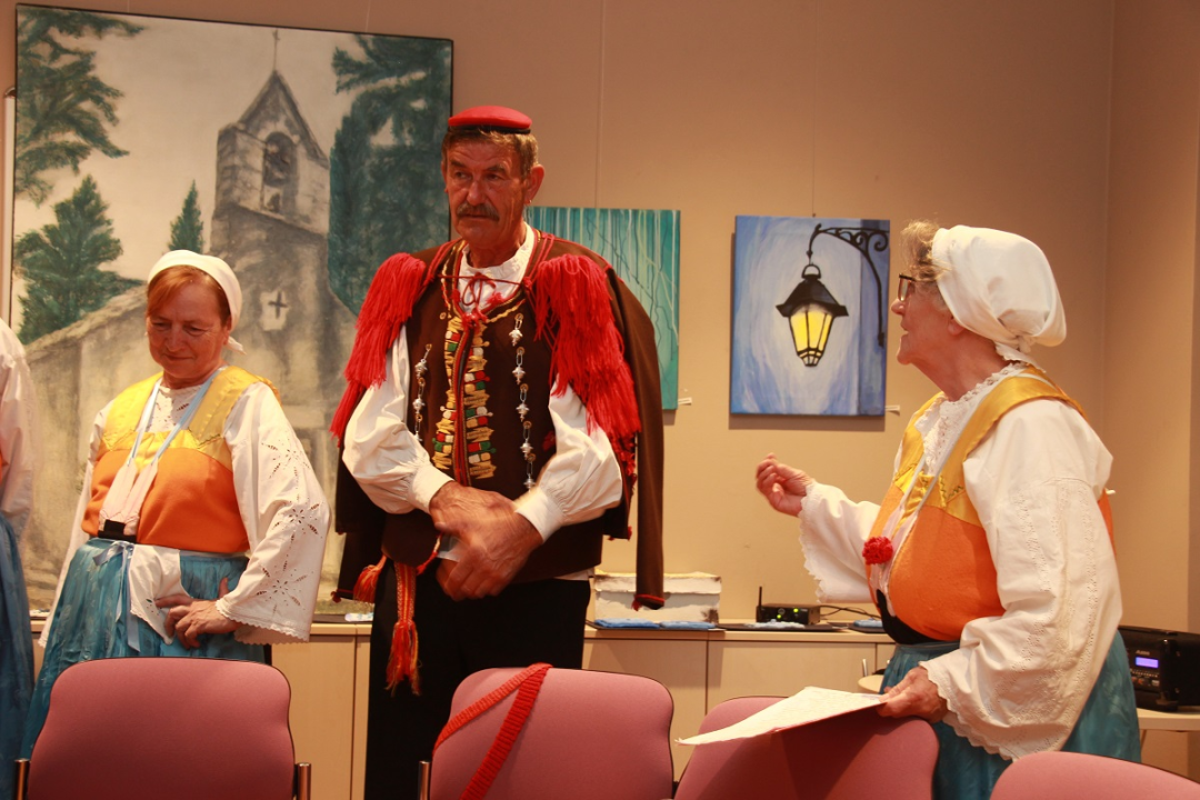 Sto ruža za Vesnu Parun: 'Sinoć je naša najveća poetesa ušetala u tu knjižnicu'