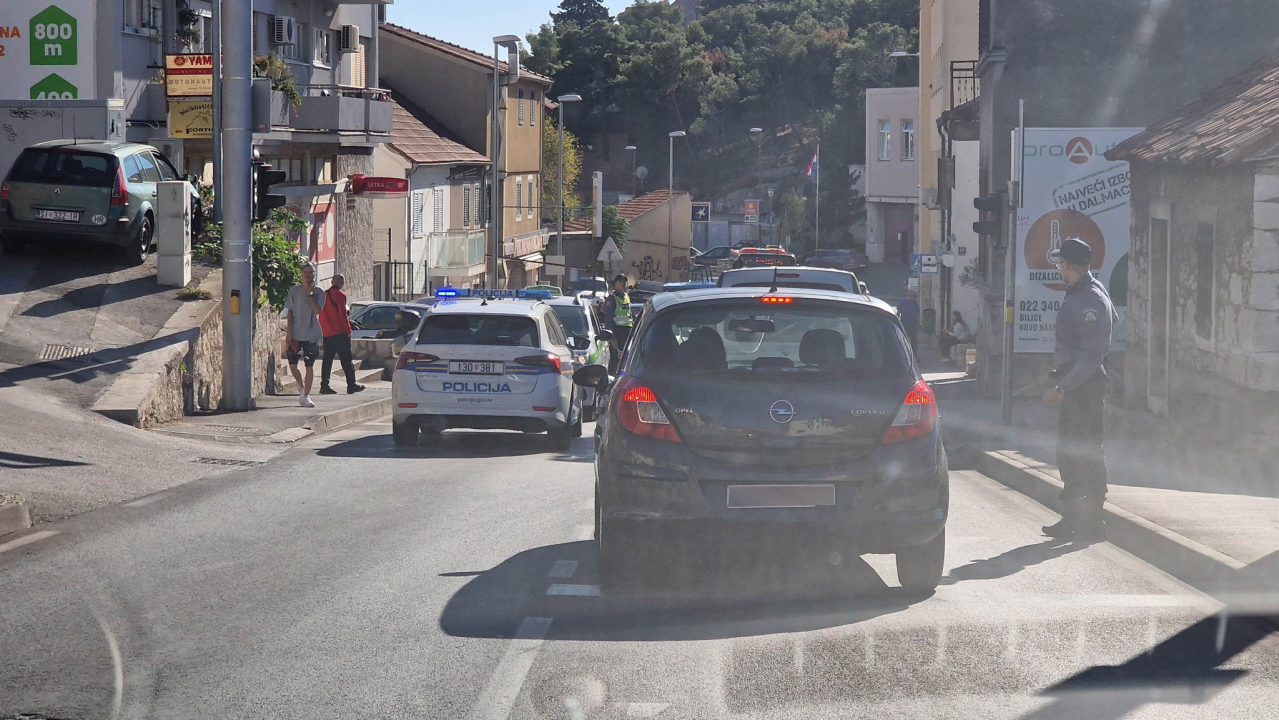 Sudarili se motor i automobil blizu Doma zdravlja