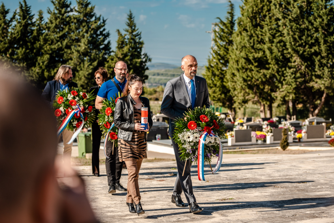 Na spomen-kosturnicu na Kvanju stavljeni karanfili: 'Za poginule neće biti zvučnika po gradu, ali će biti ponosa i prkosa'