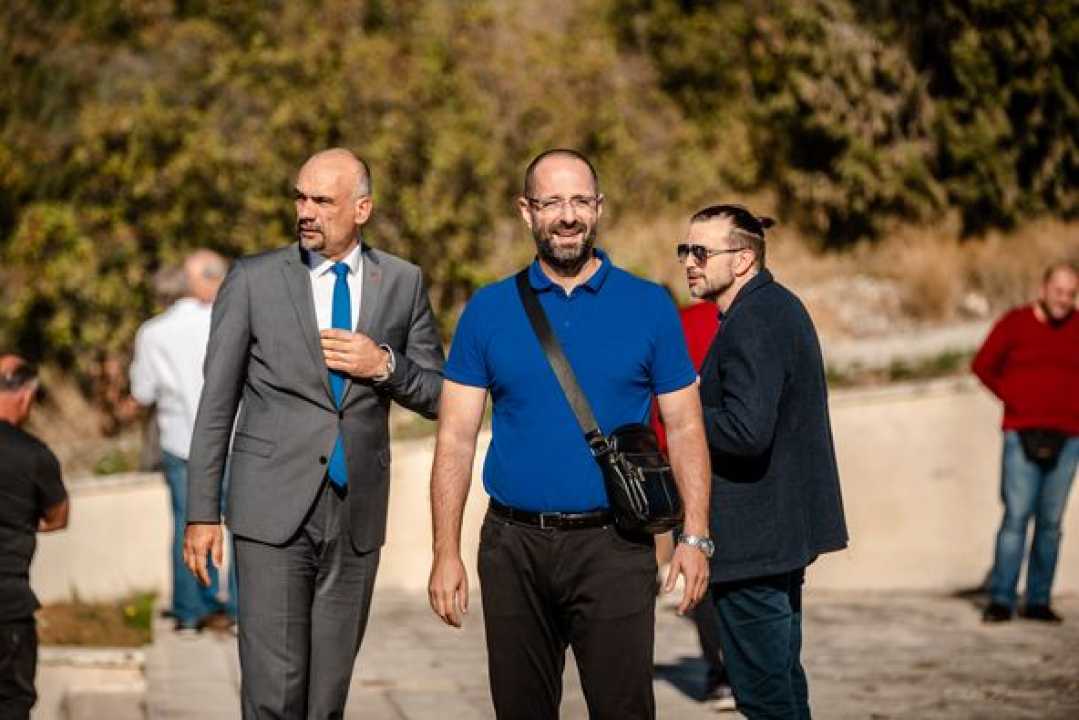 Na spomen-kosturnicu na Kvanju stavljeni karanfili: 'Za poginule neće biti zvučnika po gradu, ali će biti ponosa i prkosa'