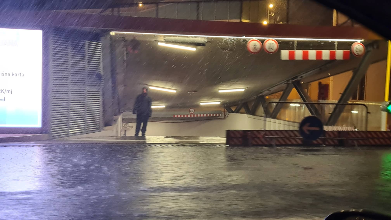 Kiša je pala, poplavila ulica na Šubićevcu, na Poljani podignuta  brana