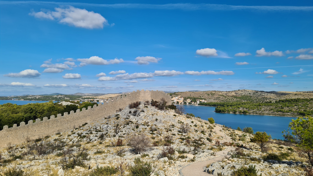 Poučna staza uz 'Kineski zid' idealna je za baciti đir po lijepom vremenu