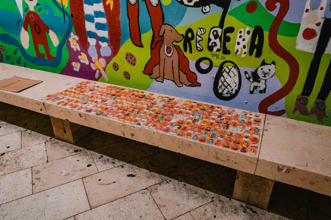 Uoči Svjetskog prvenstva u nogometu, umjesto slaganja u album, netko skuplja sličice na klupi na kolodvoru 