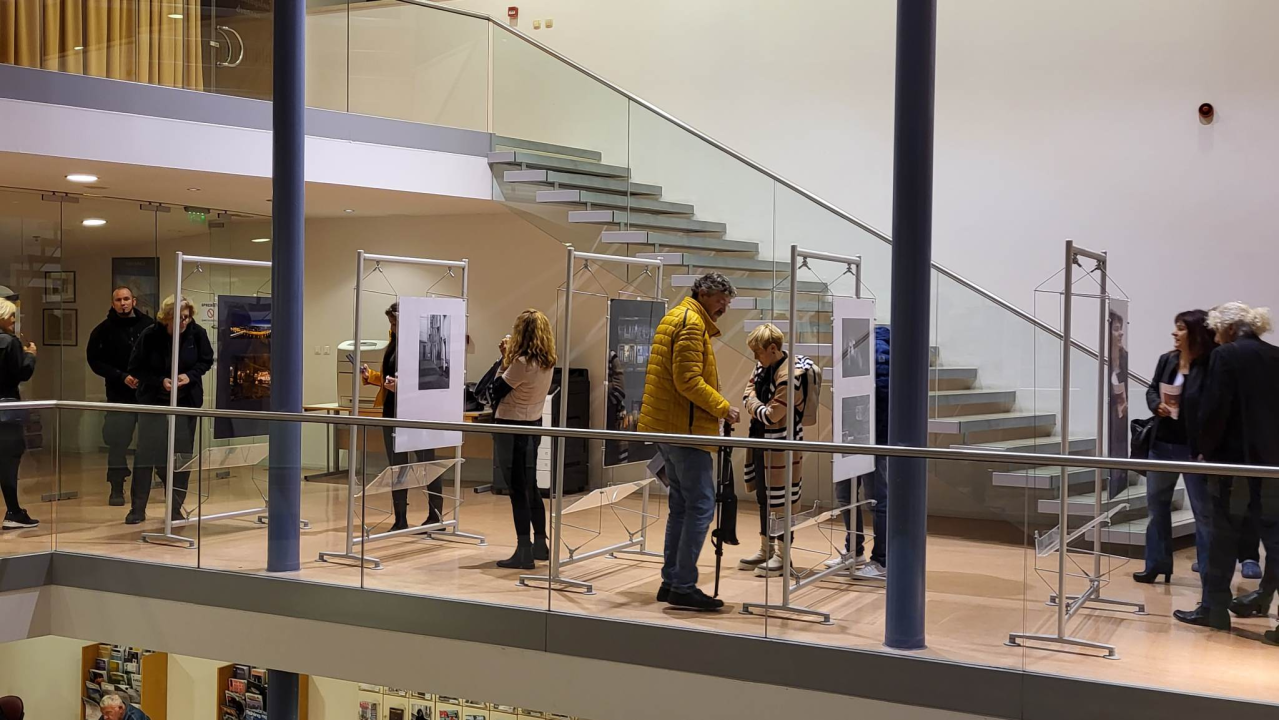 U šibenskoj knjižnici otvorena međunarodna izložba 'Lovely Old Town' u sjećanje na Milivoja Zenića 