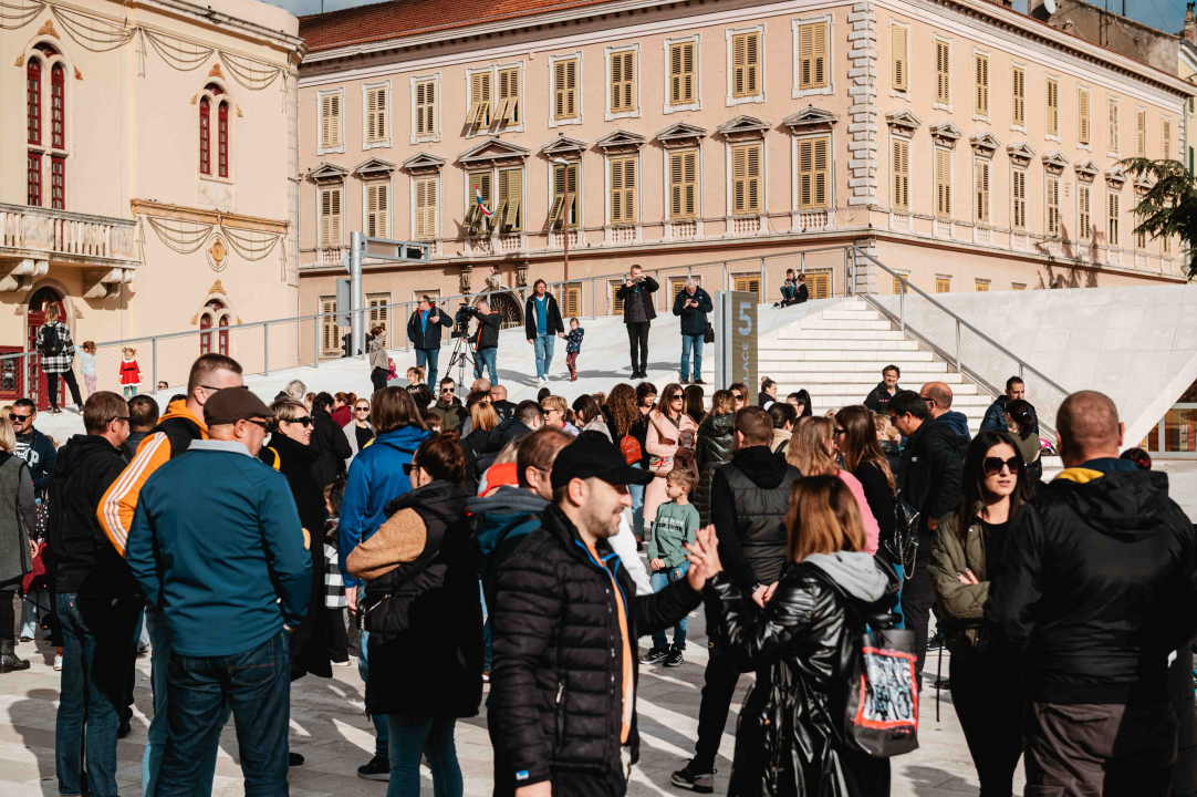 Može li gradska uprava/utvrda i dalje ignorirati šibenske roditelje? Djeca na ovim fotografijama ‘vrijede manje’